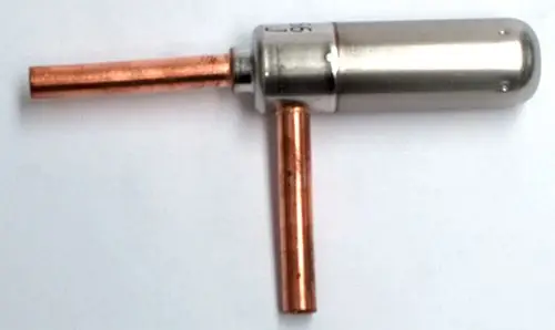 Ventilkörper von Daikin mit einem zylindrischen Teil und zwei Kupferrohren, die in einem T-Winkel angeordnet sind.